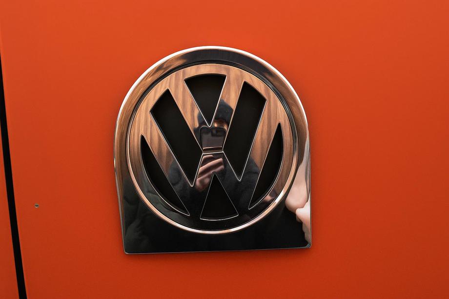 Volkswagen Caddy 2004-2010 гг. Обводка заднего логотипа (нержавейка) Image