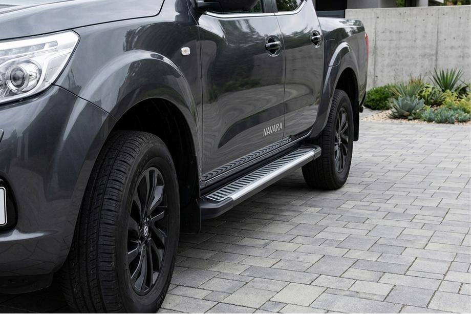 Nissan Navara/NP300 2016- гг. Боковые Подножки Line (2 шт., Алюминий) Image