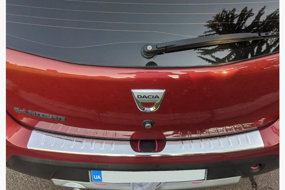 Dacia Sandero 2007-2013 гг. Накладка на задний бампер Carmos V1 Нержавейка Image
