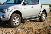 Mitsubishi L200 2006-2015 гг. Боковые Подножки Maya V1 (2 шт., Алюминий) фото 1