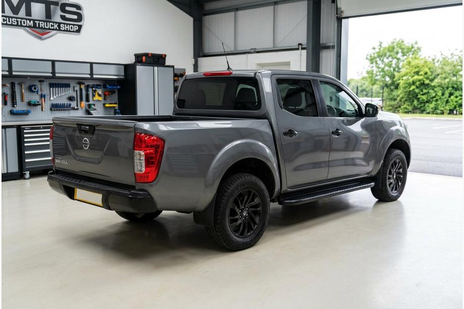 Nissan Navara/NP300 2016- гг. Боковые Подножки Bosphore Black (2 шт., Алюминий) Image