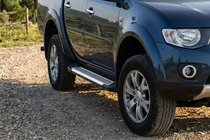 Mitsubishi L200 2015-2024 гг. Боковые Подножки Line (2 шт., Алюминий) фото 1
