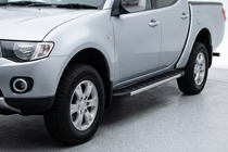 Mitsubishi L200 2015-2024 гг. Боковые Подножки Duru (2 шт., Алюминий) фото 1
