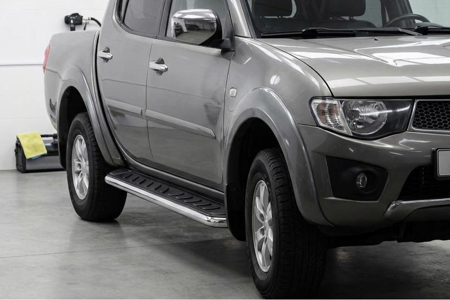 Mitsubishi L200 2015-2024 гг. Боковые Подножки Maydos V1 (2 шт., Алюминий и Нержавейка) Image