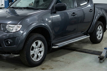 Fiat Fullback 2016- гг. Боковые Подножки Maydos V2 (2 шт., Алюминий и Нержавейка) фото 1