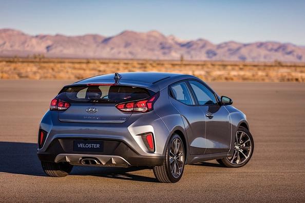 Обзор хэтчбека Hyundai Veloster второго поколения фото 2