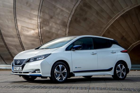 Электрический хэтчбек Nissan Leaf второго поколения фото 3