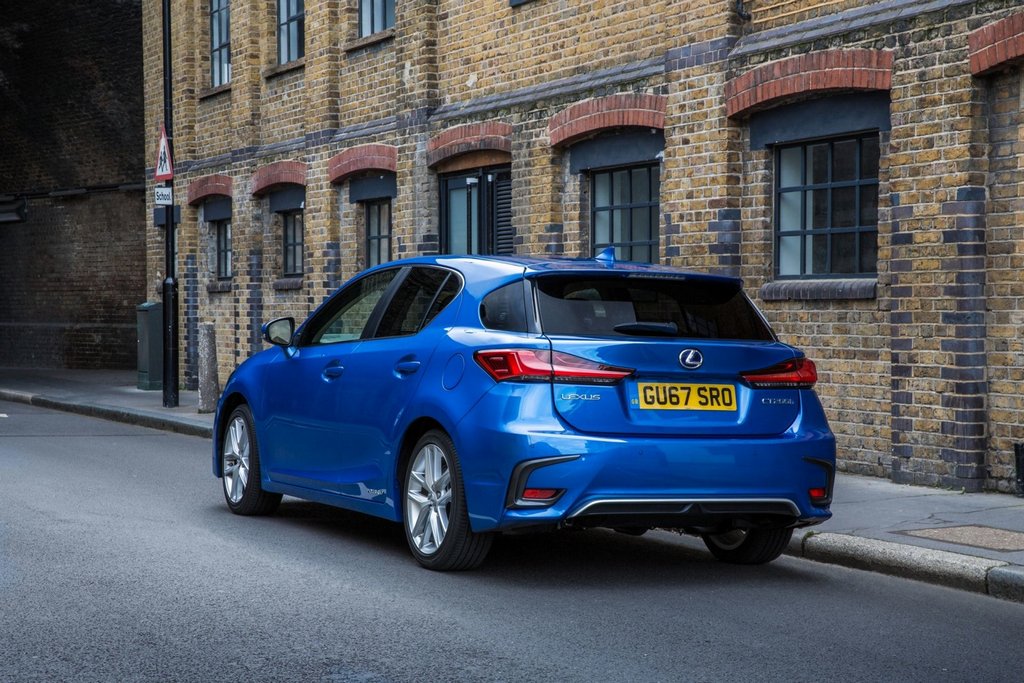 Гибридный хэтчбек Lexus CT 200h