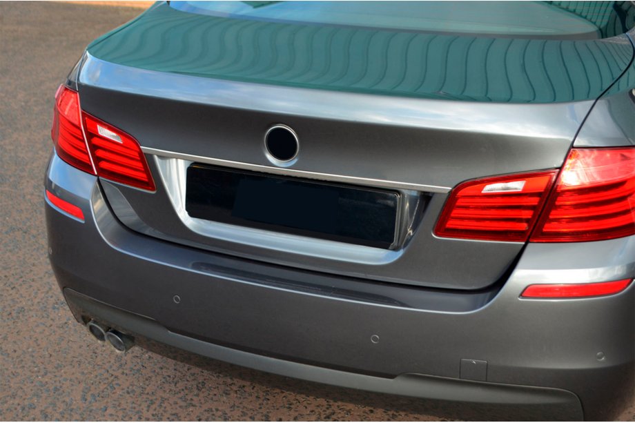 BMW 5 серия F10/F11 2010–2016 гг. Накладка SD из нержавеющей стали над номером Carmos - Турецкая Нержавеющая Сталь Фото 4