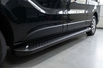 Nissan NV300/Primastar 2016- гг. Боковые Подножки Allmond Black (2 шт., Алюминий) фото 1