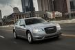 Обзор седана Chrysler 300 второго поколения фото 3