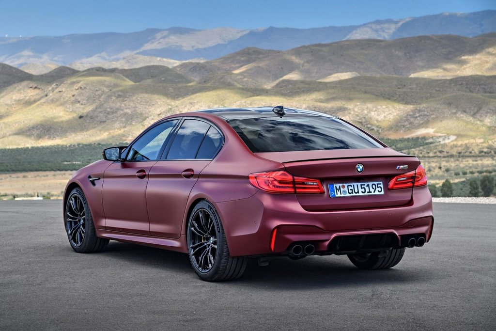 Спортивный седан BMW M5 шестого поколения