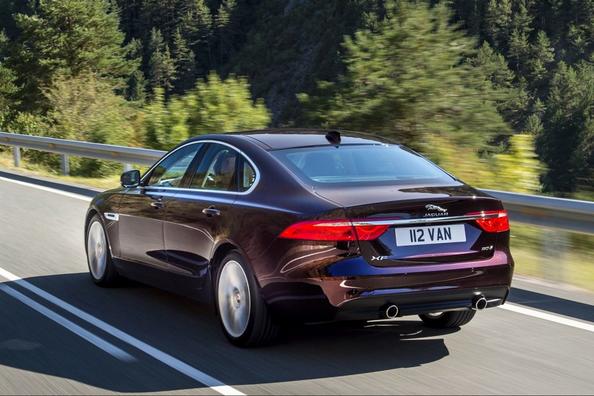 Премиальный седан Jaguar XF второго воплощения фото 9
