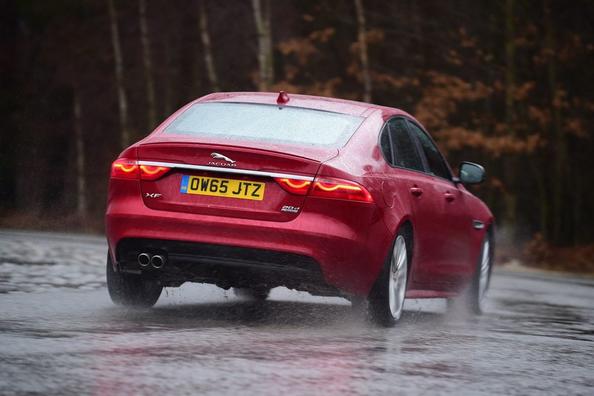 Премиальный седан Jaguar XF второго воплощения фото 5