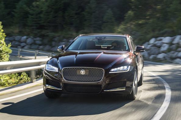 Премиальный седан Jaguar XF второго воплощения фото 2