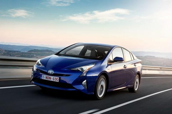 Четвертое поколение гибридного хэтчбека Toyota Prius фото 10