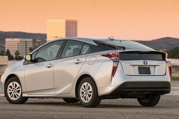 Четвертое поколение гибридного хэтчбека Toyota Prius фото 9