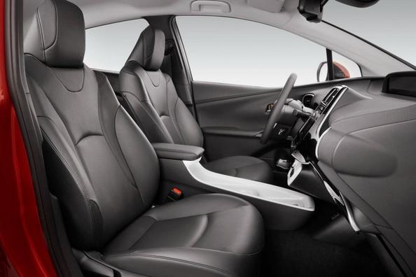 Четвертое поколение гибридного хэтчбека Toyota Prius фото 6