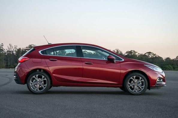 Хэтчбек второго поколения Chevrolet Cruze фото 2