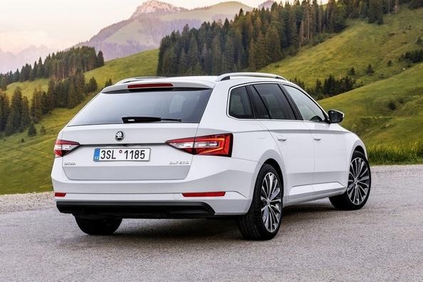 Обзор универсала Skoda Superb Combi третьего поколения фото 3