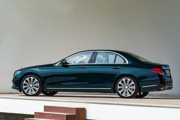 Обзор седана Mercedes-Benz E-Class пятого поколения фото 2