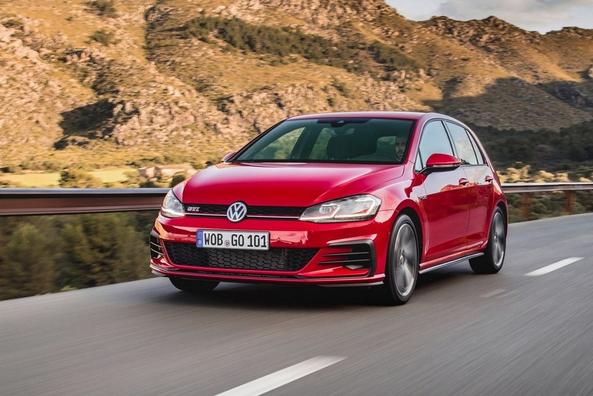 Обзор заряженной модификации хэтчбека Volkswagen Golf GTI фото 9