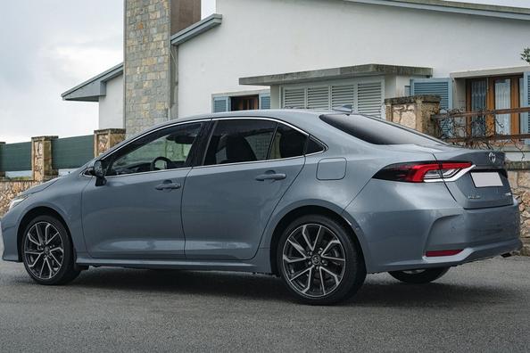 Обзор седана Toyota Corolla двенадцатого поколения фото 2
