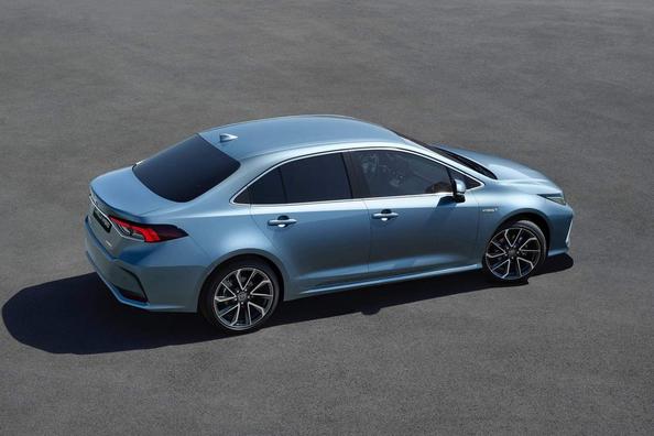 Обзор седана Toyota Corolla двенадцатого поколения фото 4