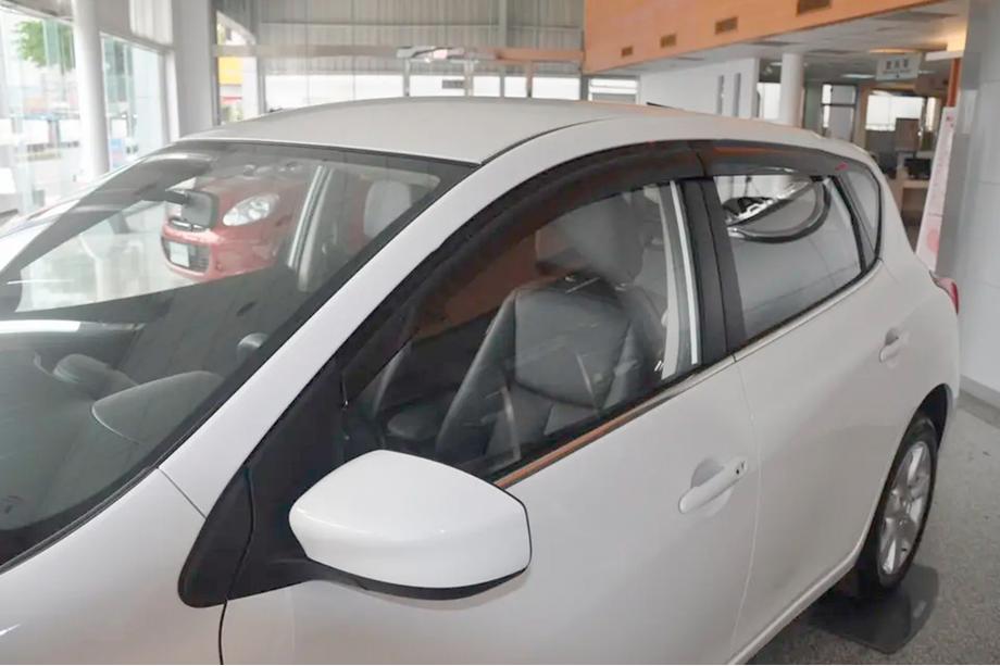 Nissan Tiida 2011-2014 гг. Ветровики HB (4 шт, HIC) Фото 1