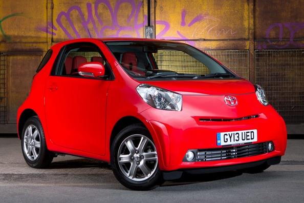Компактный трехдверный хэтчбек Toyota iQ