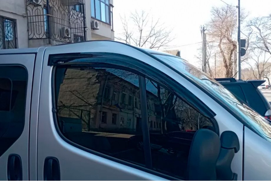 Nissan Primastar 2002-2014 гг. Ветровики на окна (2 шт, HIC) Фото 3