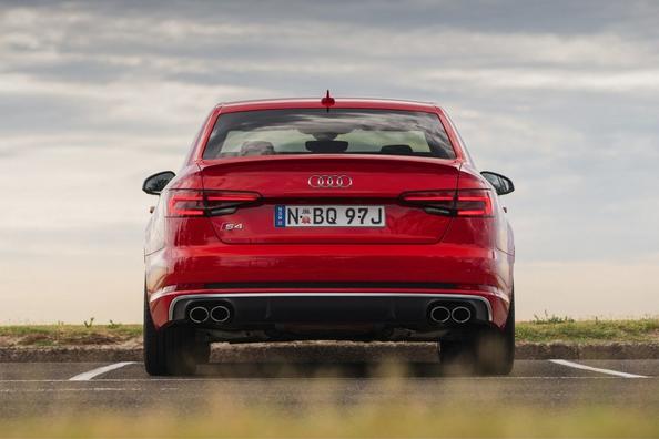 Обзор спортивного седана Audi S4 фото 4