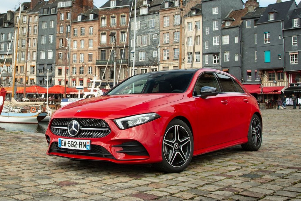 Пятидверный премиальный хэтчбек Mercedes-Benz A-class четвертого поколения
