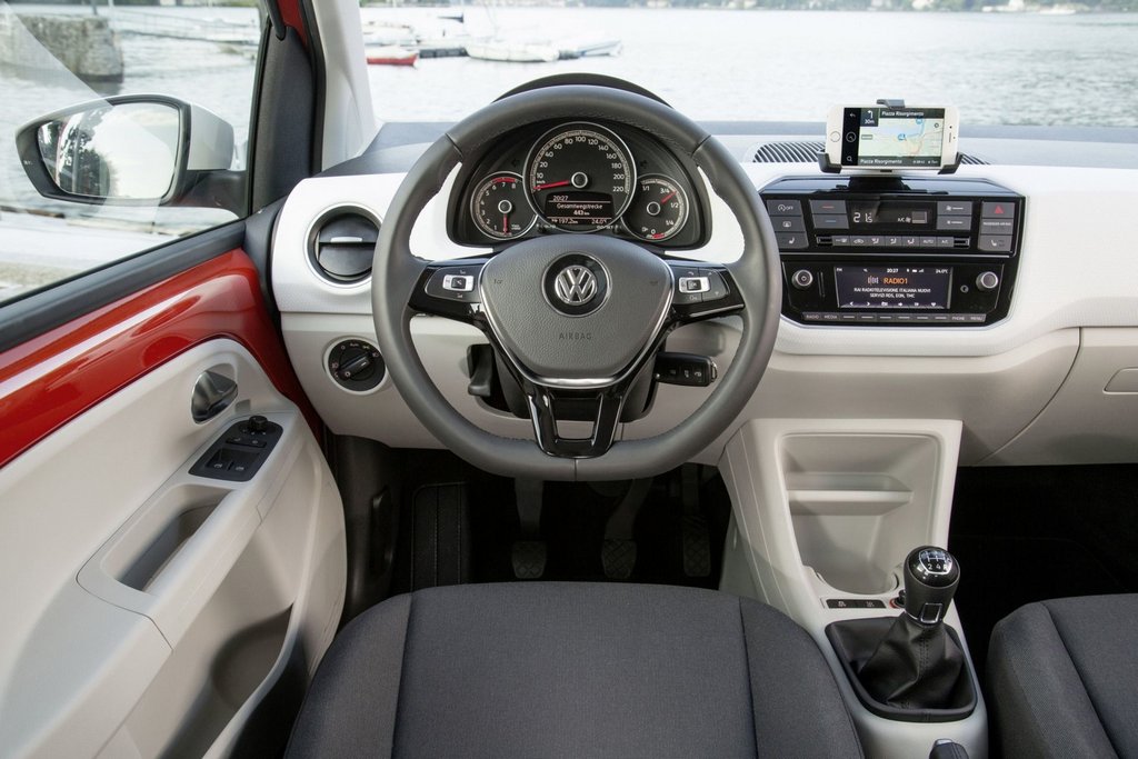 Обзор обновленного городского хэтчбека Volkswagen up!