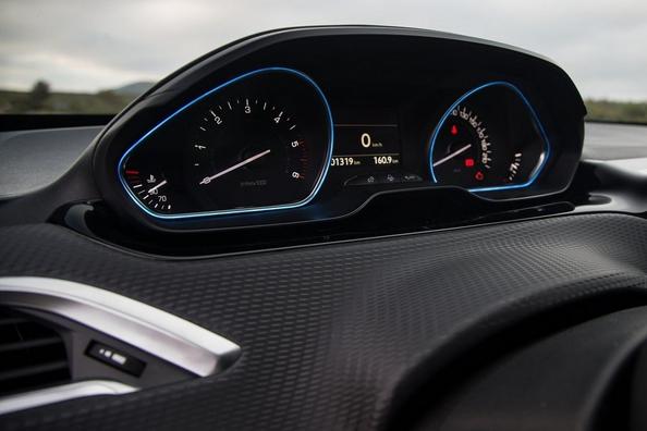 Обновленная модификация компактного кроссовера Peugeot 2008 фото 8