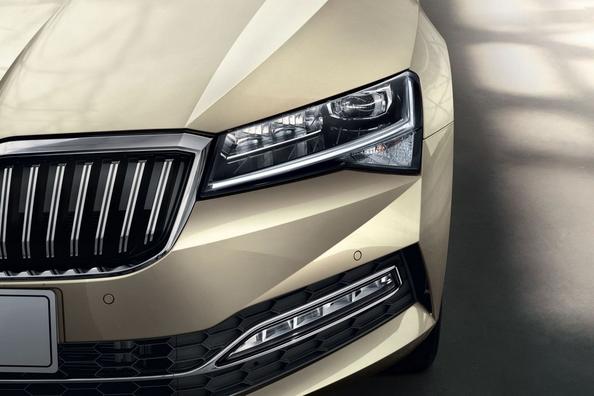 Обзор обновленного лифтбэка Skoda Superb 2019 года фото 10
