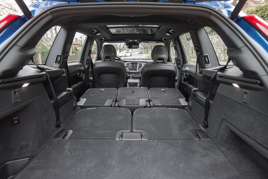 Среднеразмерный кроссовер Volvo XC90 второй генерации