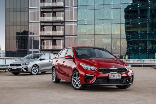 Компактный седан Kia Cerato четвертого поколения фото 3