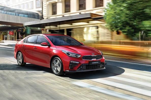 Компактный седан Kia Cerato четвертого поколения фото 1