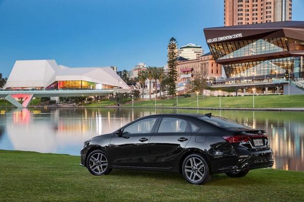 Компактный седан Kia Cerato четвертого поколения фото 5