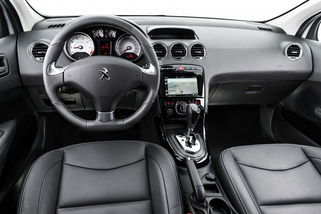 Обзор компактного седана Peugeot 408