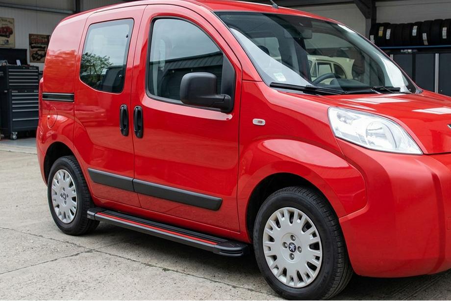 Peugeot Bipper 2008-2017 гг. Боковые Подножки Maya Red (2 шт., Алюминий) Фото 1