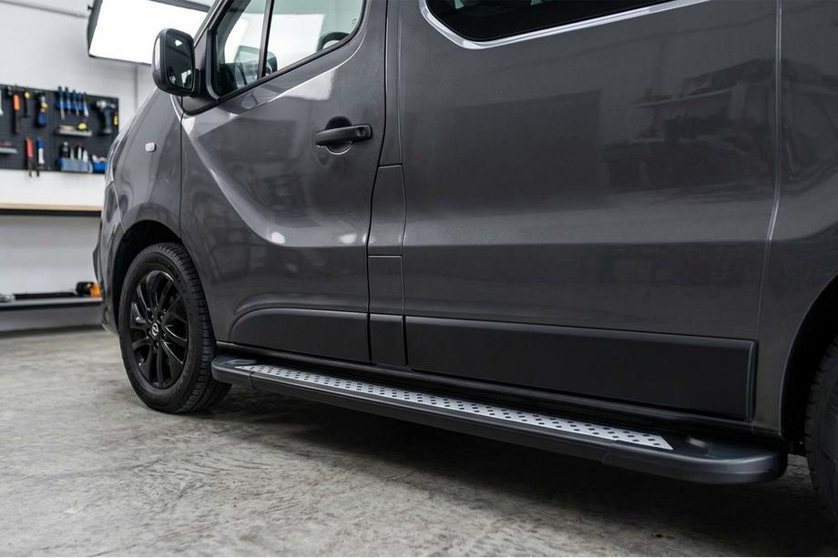 Renault Trafic 2001–2015 гг. Боковые пороги New Vision Black (2 шт., алюминий) Image