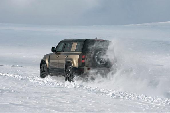 Премиальный пятидверный внедорожник Land Rover Defender 110 фото 9
