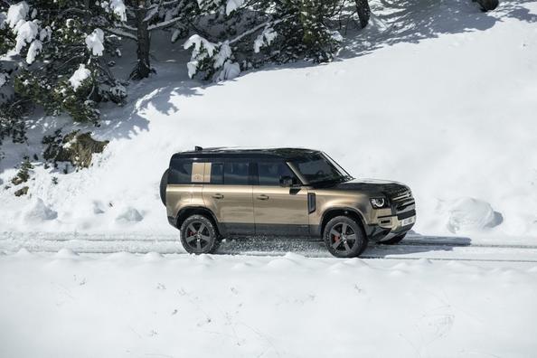 Премиальный пятидверный внедорожник Land Rover Defender 110 фото 8