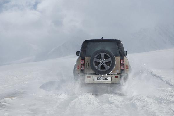 Премиальный пятидверный внедорожник Land Rover Defender 110 фото 7