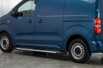 Opel Vivaro 2019- гг. Боковые Подножки Line (2 шт., Алюминий) фото 1