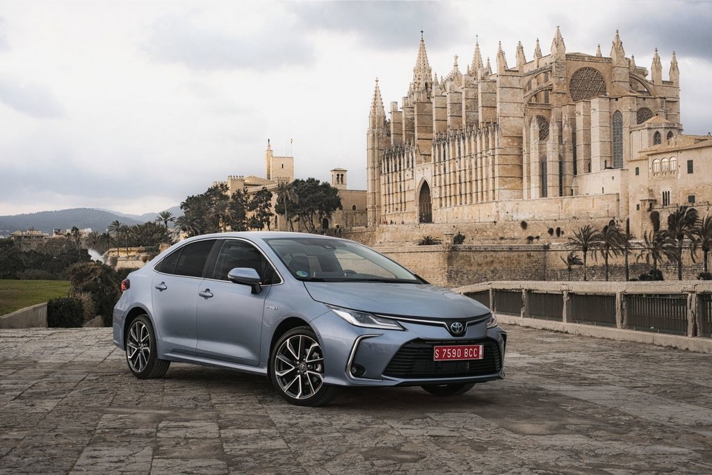 Гибридный седан Toyota Corolla