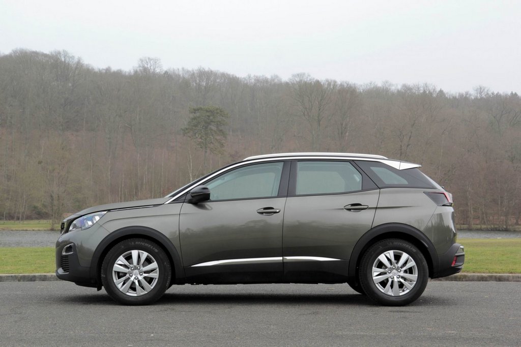 Компактный кроссовер Peugeot 3008 второй генерации