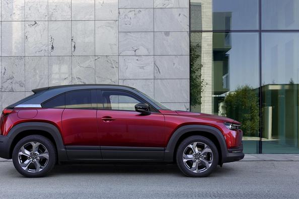 Кроссовер Mazda MX-30: первый серийный электромобиль японской компании фото 15